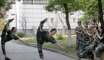 女生軍訓時褲子開檔,定做服裝質(zhì)量為何這么水？